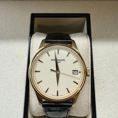 Patek Philippe Calatrava 5227J-001 39mm Yellow gold Champagne