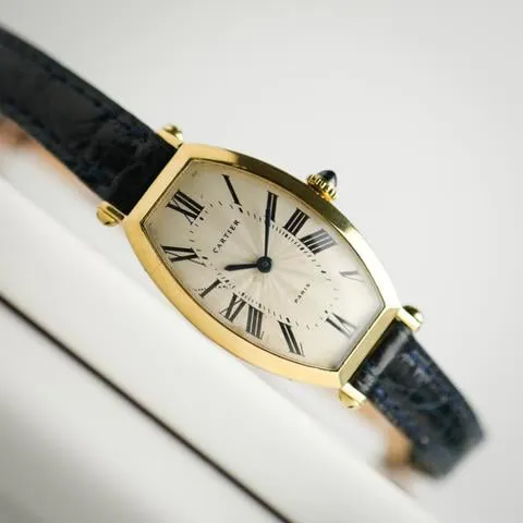 Cartier Tonneau 8412 26mm Yellow gold White