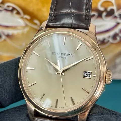 Patek Philippe Calatrava 5227R-001 39mm Rose gold Champagne