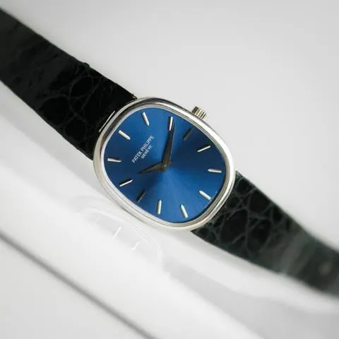 Patek Philippe Golden Ellipse 4226 23mm White gold Blue 1