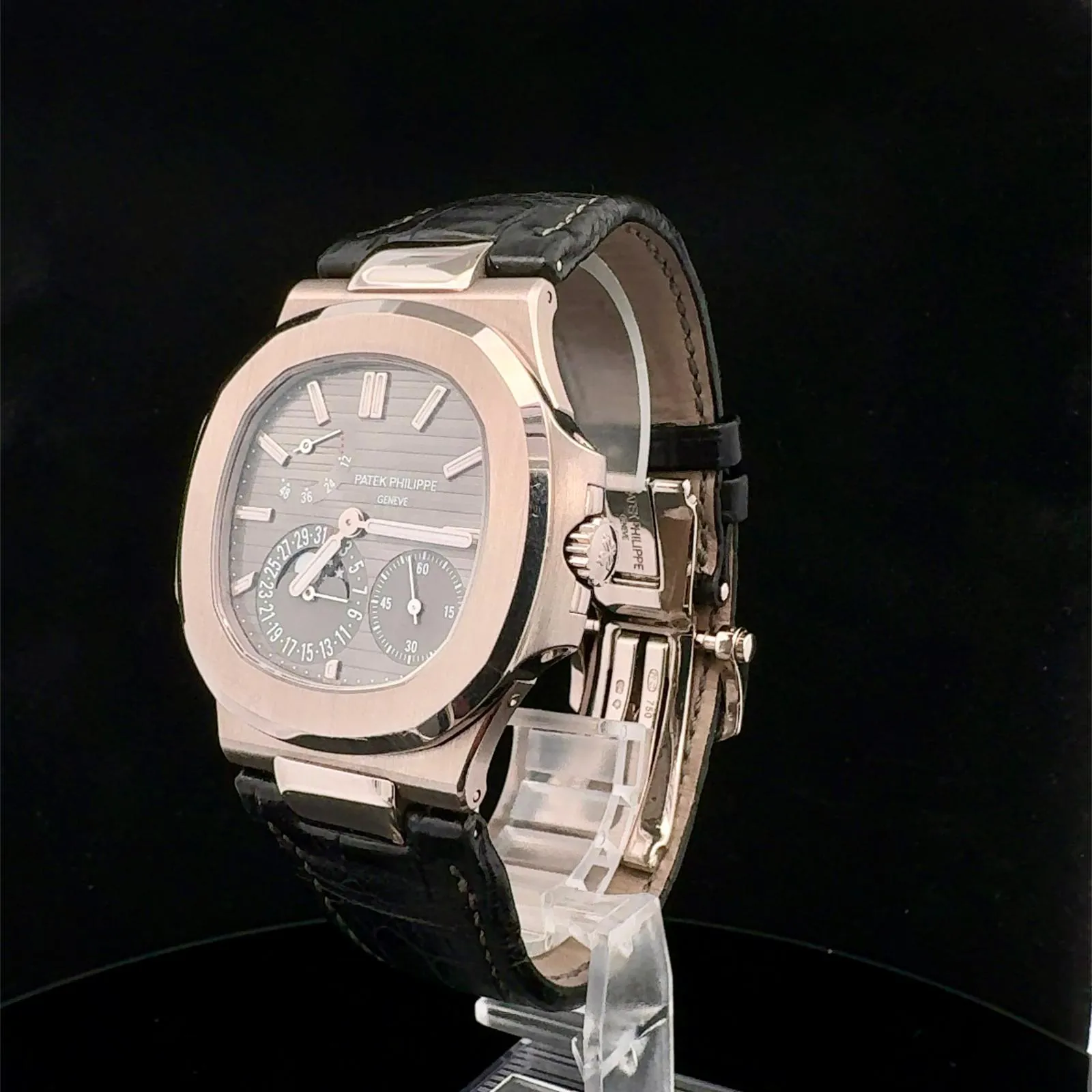 Patek Philippe Nautilus 5712G-001 40mm White gold Gray 1