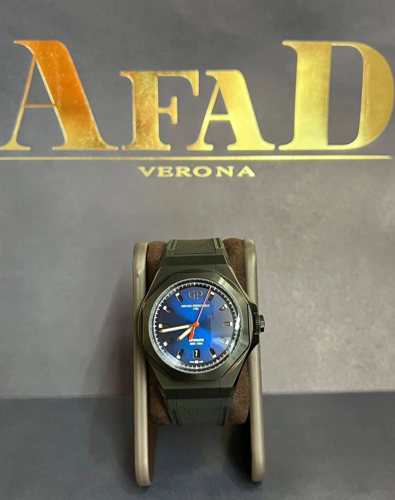 Girard-Perregaux Laureato 81070-21-491-FH6A Blue