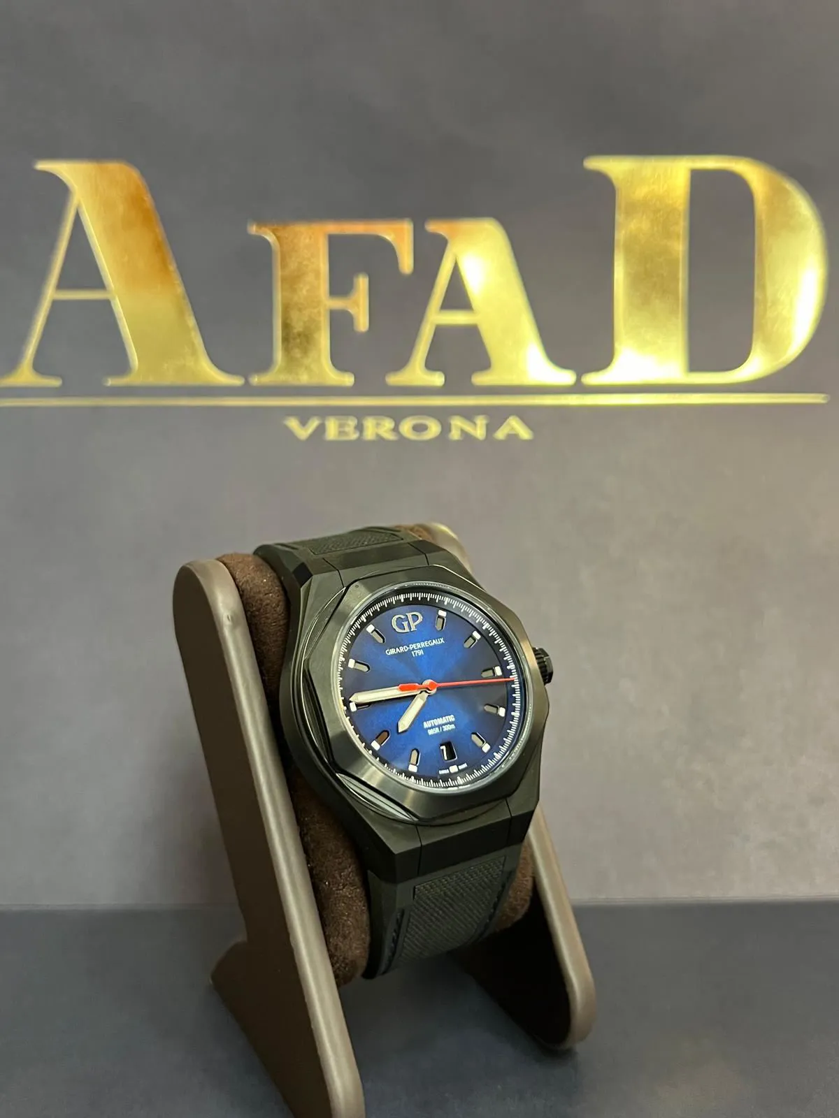 Girard-Perregaux Laureato 81070-21-491-FH6A Blue 1