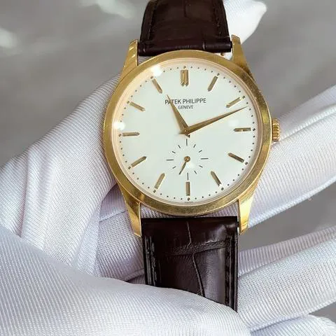 Patek Philippe Calatrava 5196J-001 37mm Yellow gold Silver