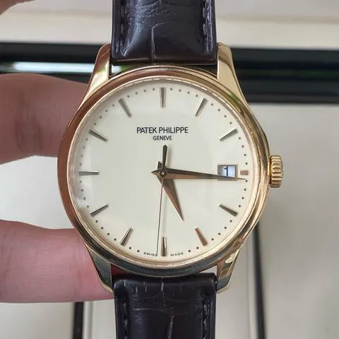 Patek Philippe Calatrava 5227J-001 39mm Yellow gold Champagne