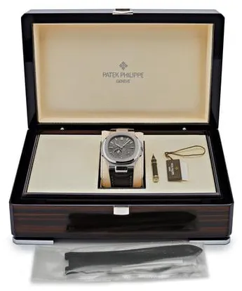 Patek Philippe Nautilus 5712G-001 40mm White gold Gray 6