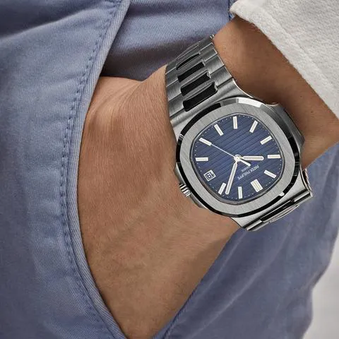 Patek Philippe Nautilus 5811/1G-001 41mm White gold Blue 1