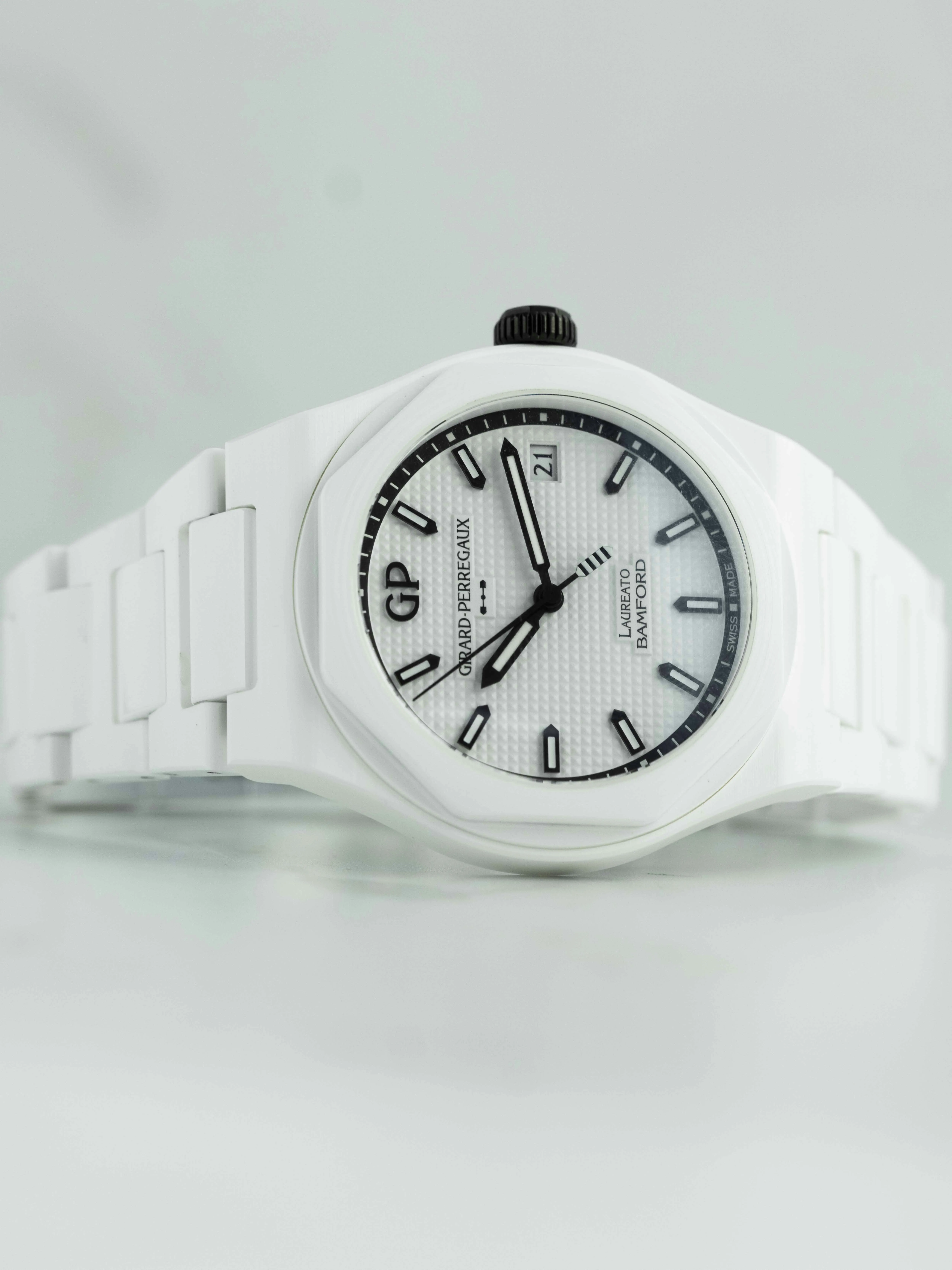 Girard-Perregaux Laureato 81005-32-733-32A 38mm Ceramic White 3