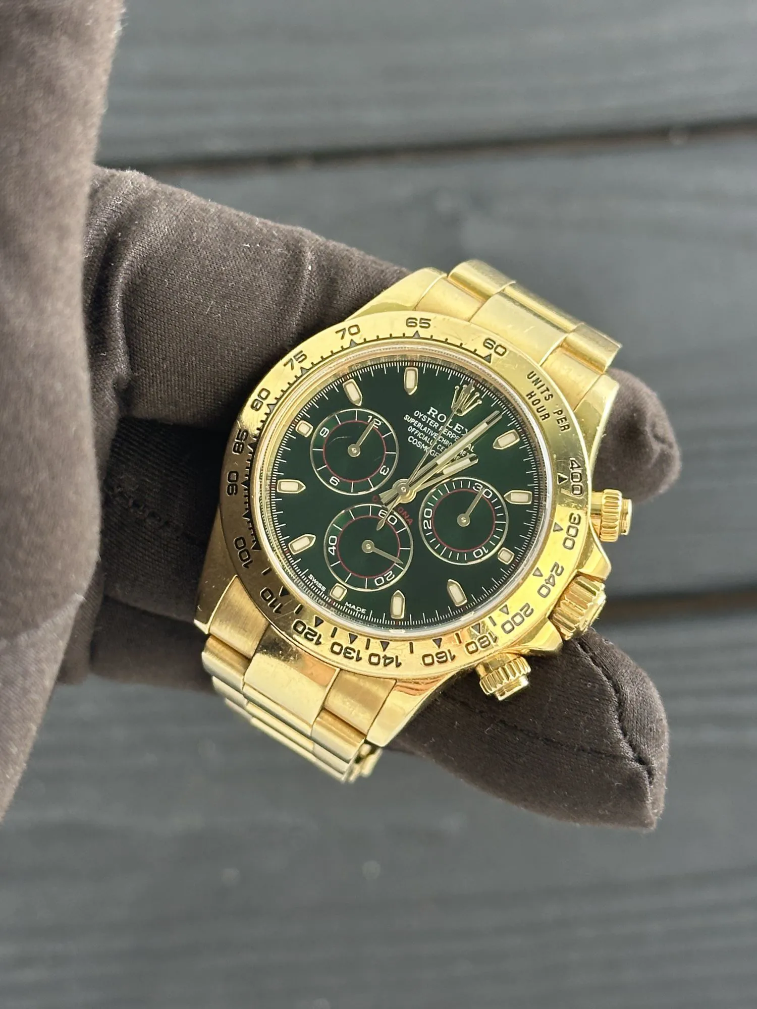 Rolex Daytona 116508-0013 40mm 18k yellow gold Green 1