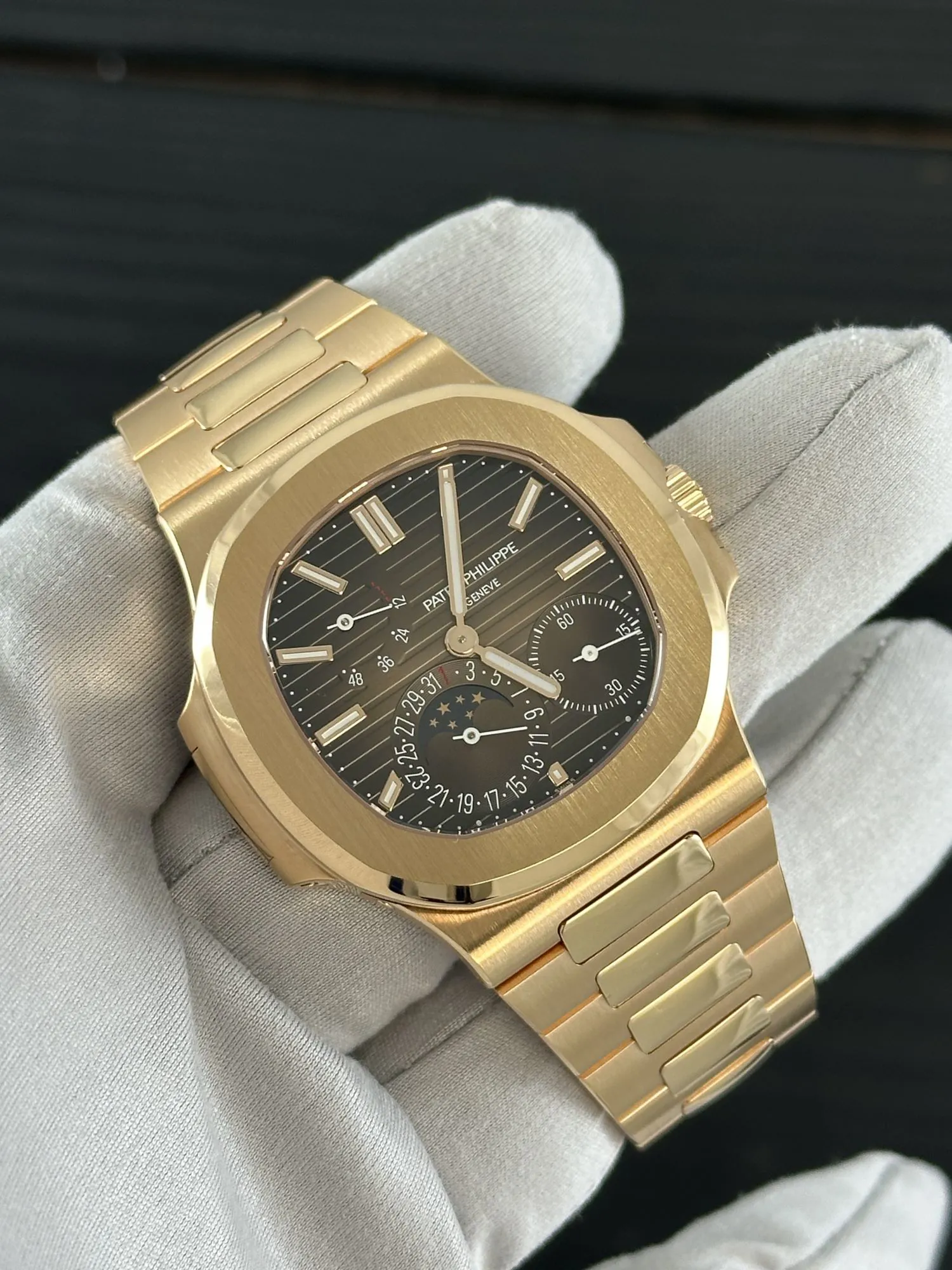 Patek Philippe Nautilus 5712/1R-001 40mm 18k rose gold Brown 2