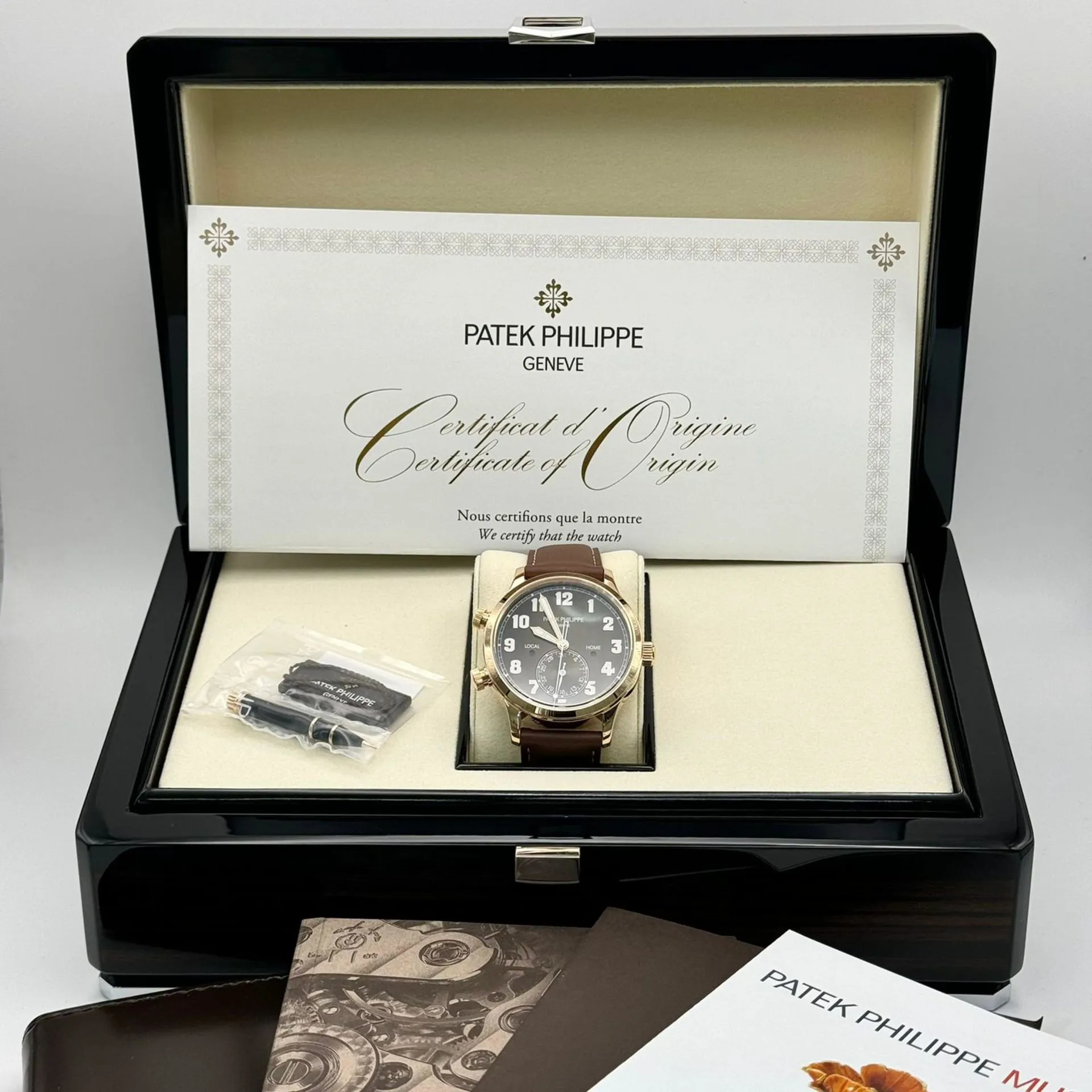 Patek Philippe Calatrava 5524R-001 42mm Rose gold Brown 4