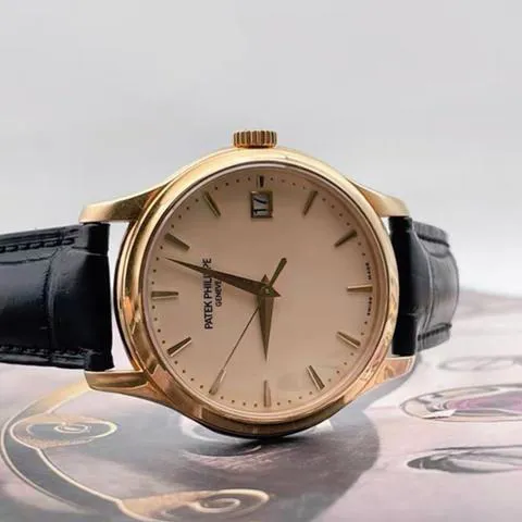 Patek Philippe Calatrava 5227J-001 39mm Yellow gold Champagne