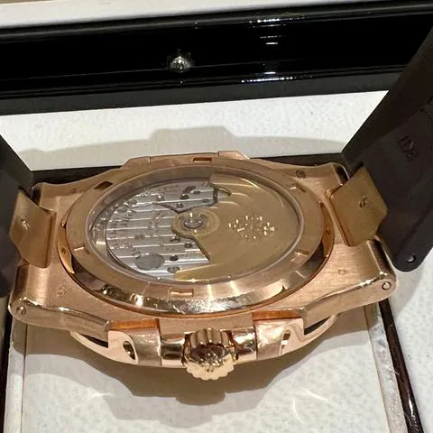 Patek Philippe Nautilus 5711R 40mm Rose gold Brown 4