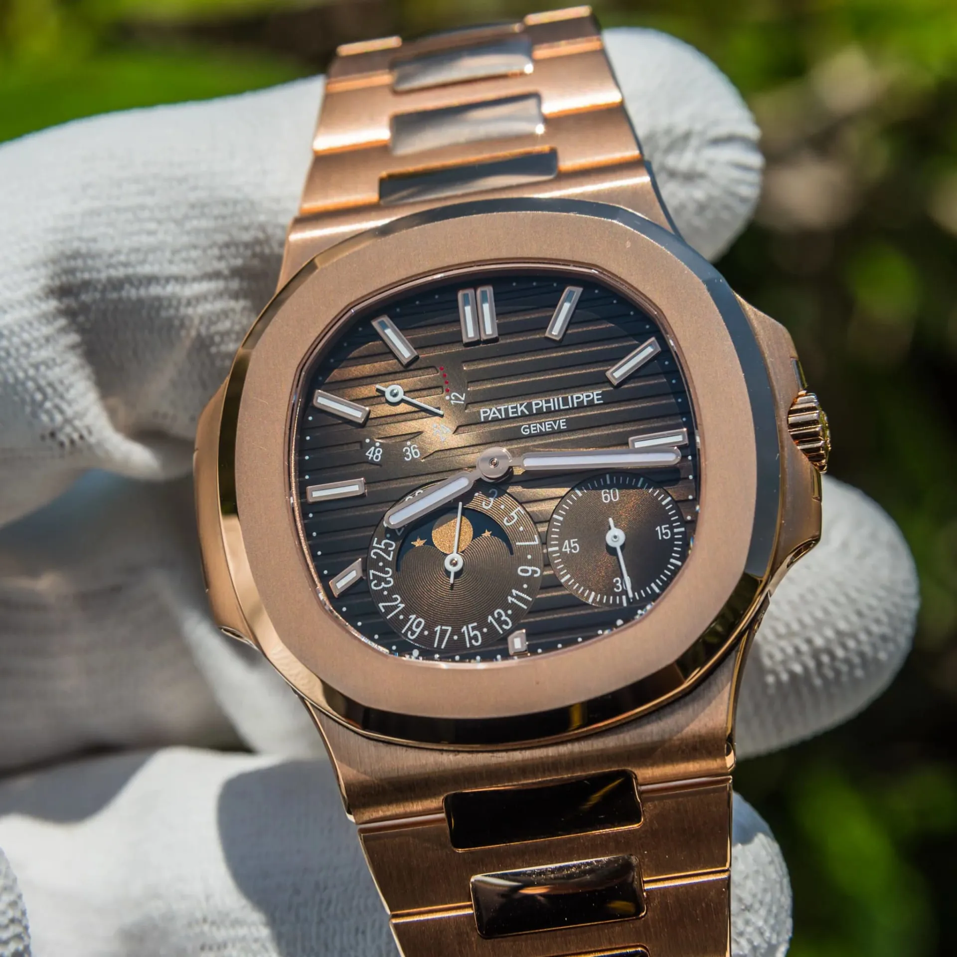 Patek Philippe Nautilus 5712/1R-001 40mm Rose gold Brown