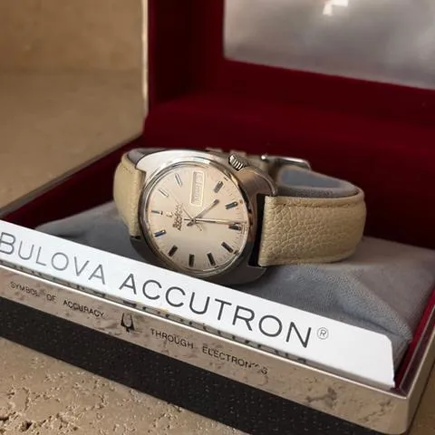 Bulova Accutron 35mm Stainless steel Mother-of-pearl 2