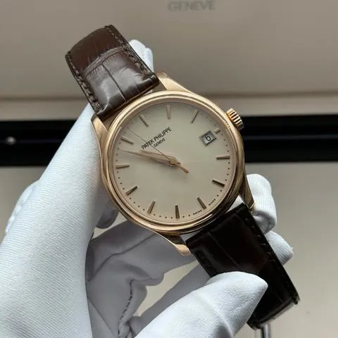 Patek Philippe Calatrava 5227R-001 39mm Rose gold Champagne