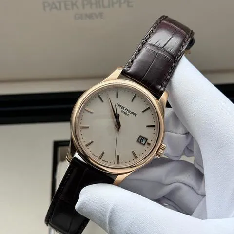 Patek Philippe Calatrava 5227R-001 39mm Rose gold Champagne 1