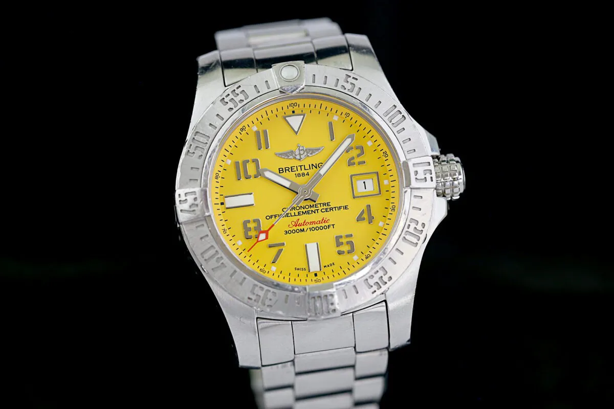 Breitling Avenger A17331