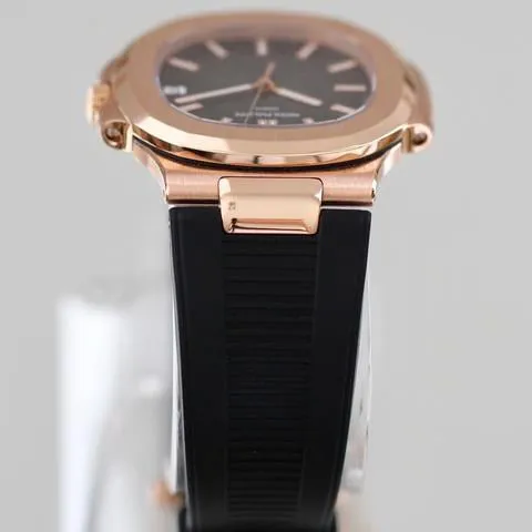 Patek Philippe Nautilus 5711R-001 40mm Rose gold Gray 3