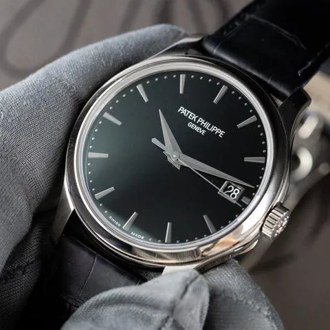 Patek Philippe Calatrava 5227G-010 39mm White gold Black