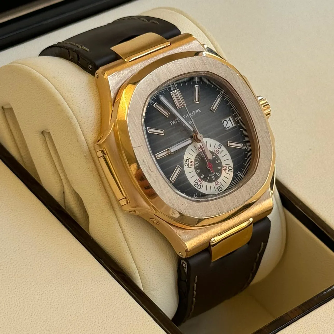 Patek Philippe Nautilus 5980R-001 40.5mm Rose gold Brown 2