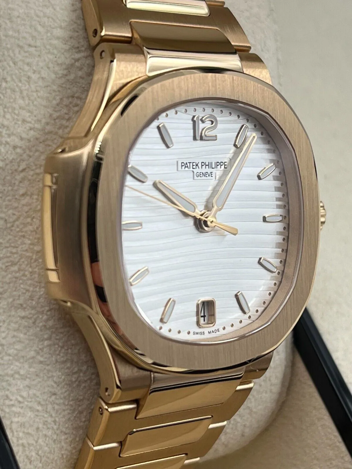 Patek Philippe Nautilus 7118/1R 35mm Rose gold Silver 3