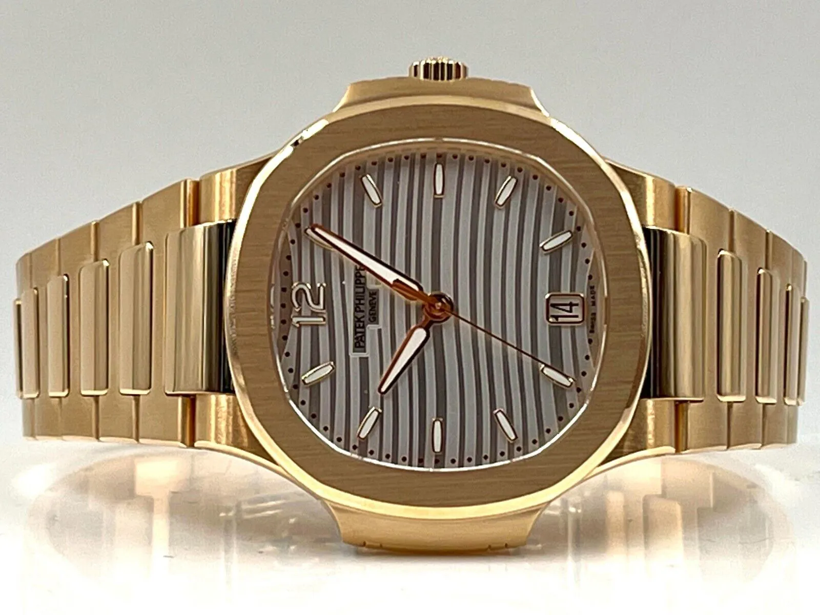 Patek Philippe Nautilus 7118/1R 35mm Rose gold Silver 8