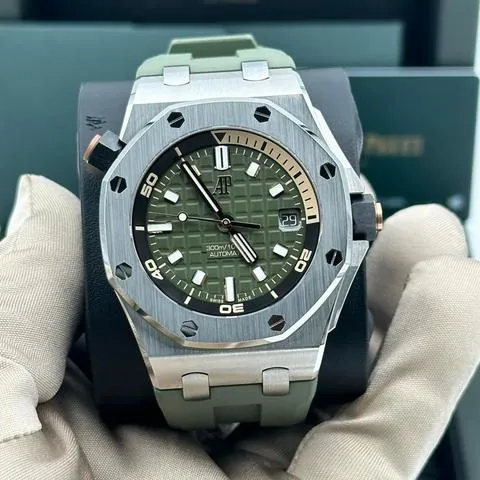 Audemars Piguet Royal Oak Offshore Diver 15720ST.OO.A052CA.01 42mm Stainless steel Green