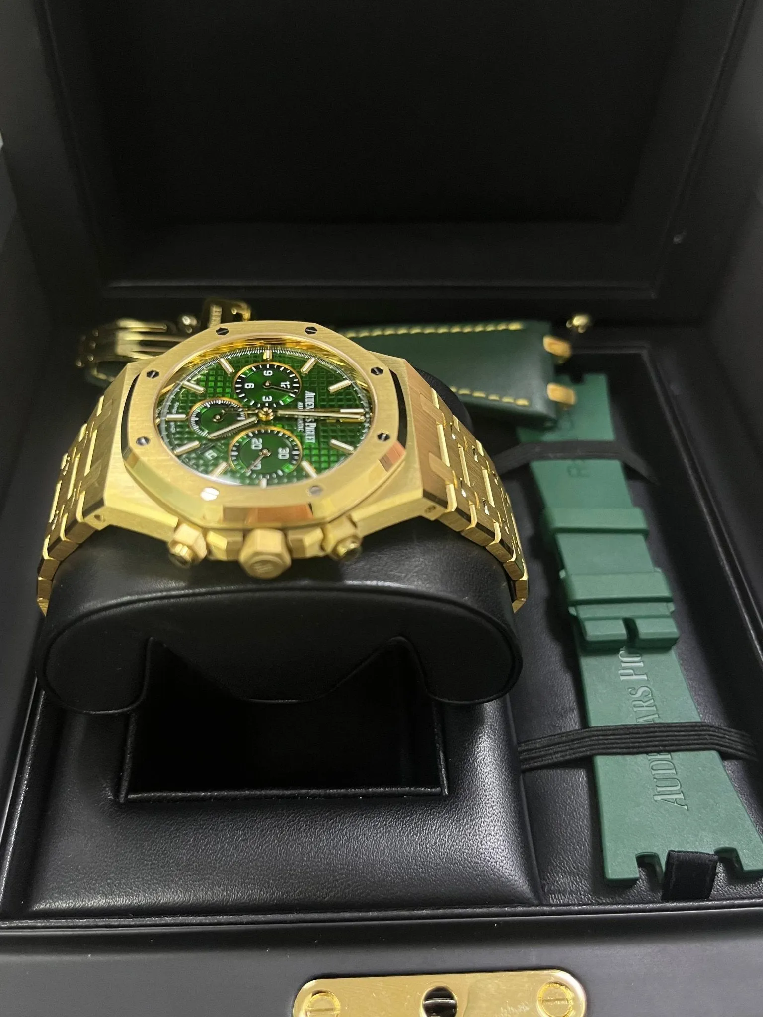 Audemars Piguet Royal Oak 26331BA.OO.1220BA.02 41mm Yellow gold Green 4