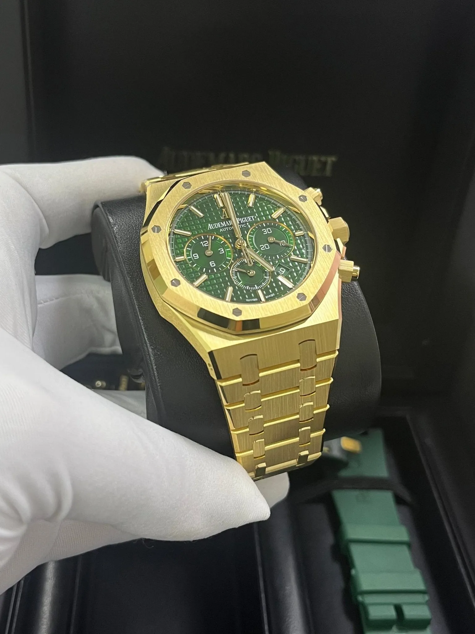 Audemars Piguet Royal Oak 26331BA.OO.1220BA.02 41mm Yellow gold Green 8