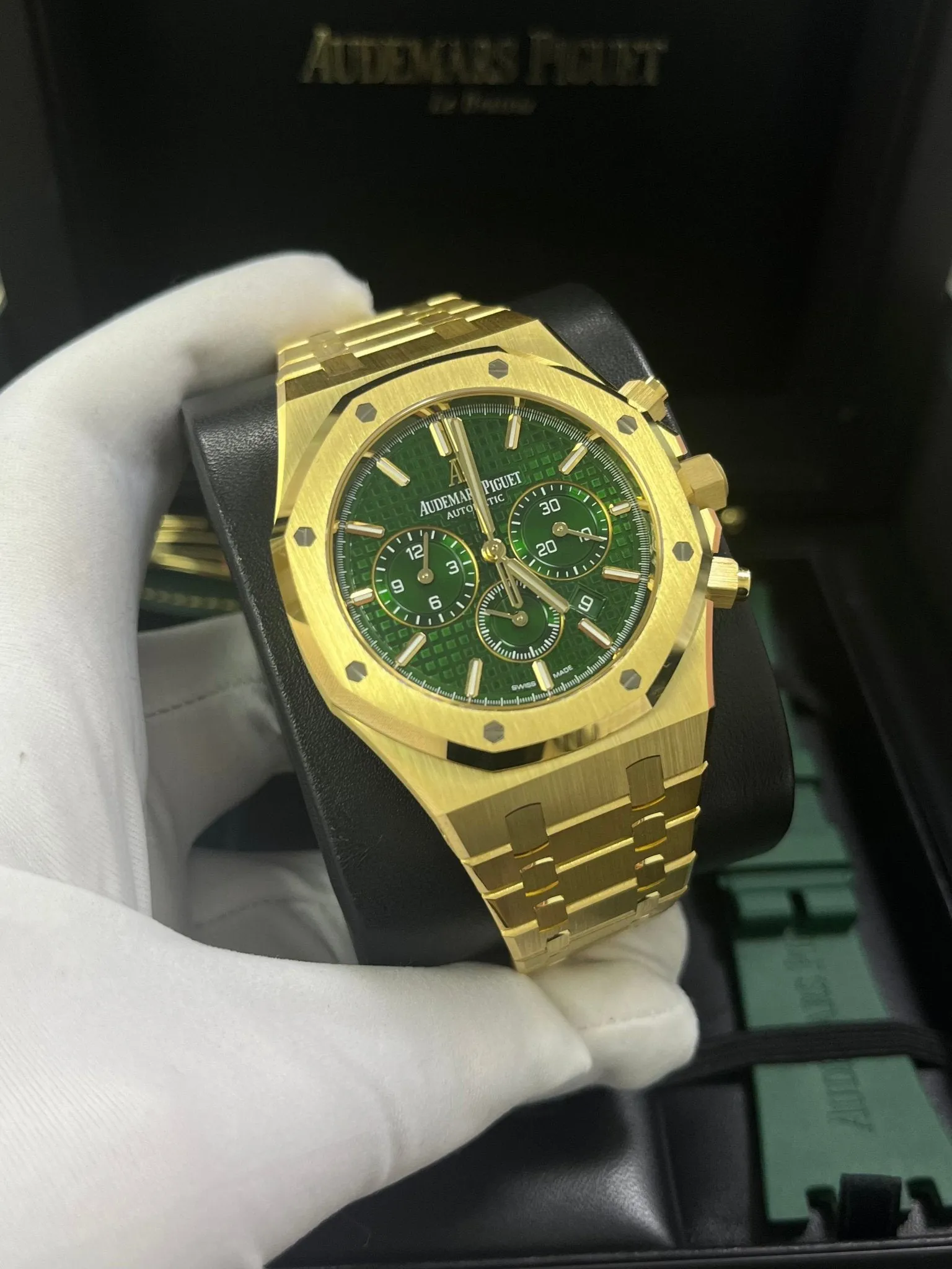 Audemars Piguet Royal Oak 26331BA.OO.1220BA.02 41mm Yellow gold Green 10