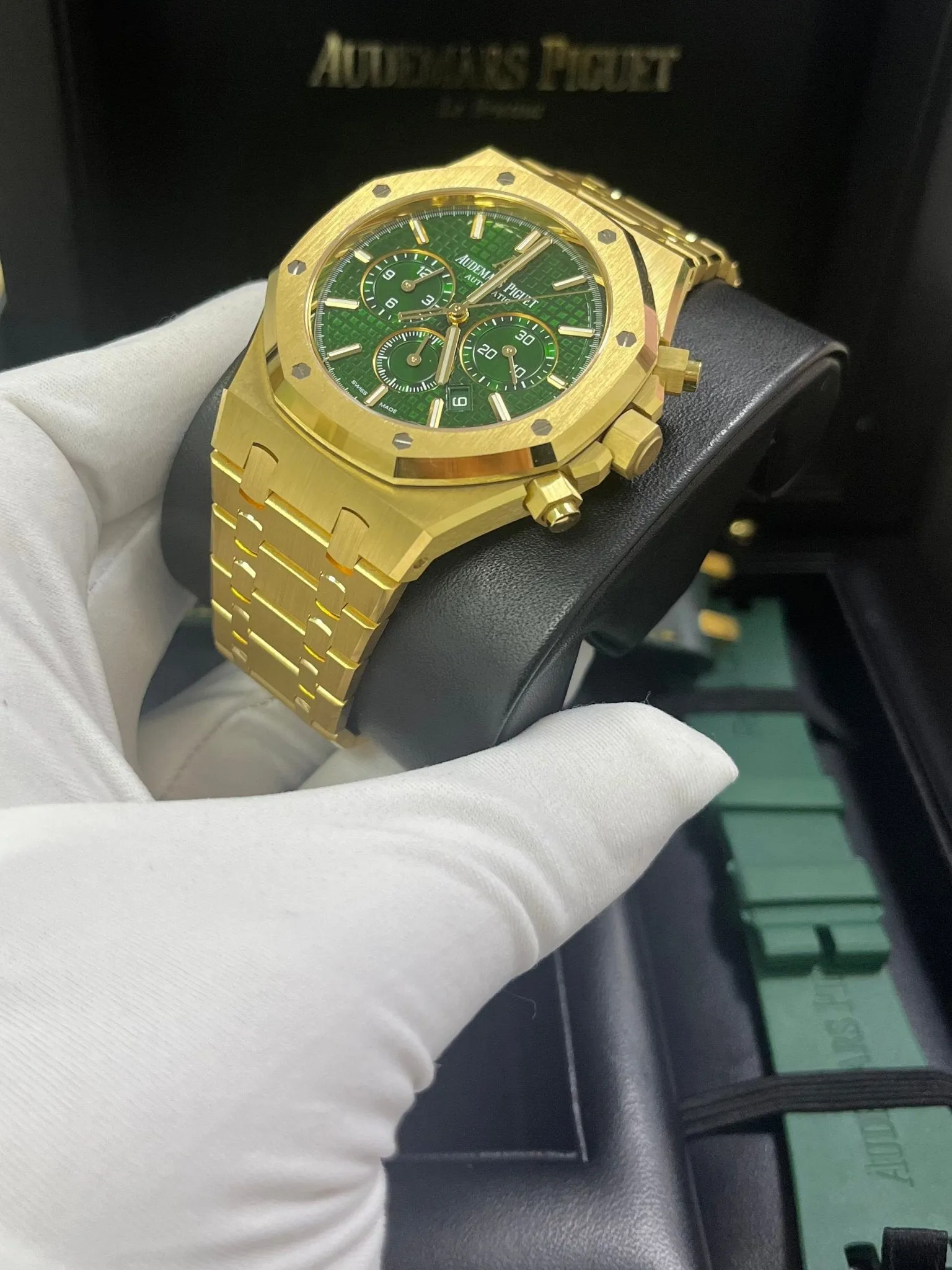 Audemars Piguet Royal Oak 26331BA.OO.1220BA.02 41mm Yellow gold Green 11