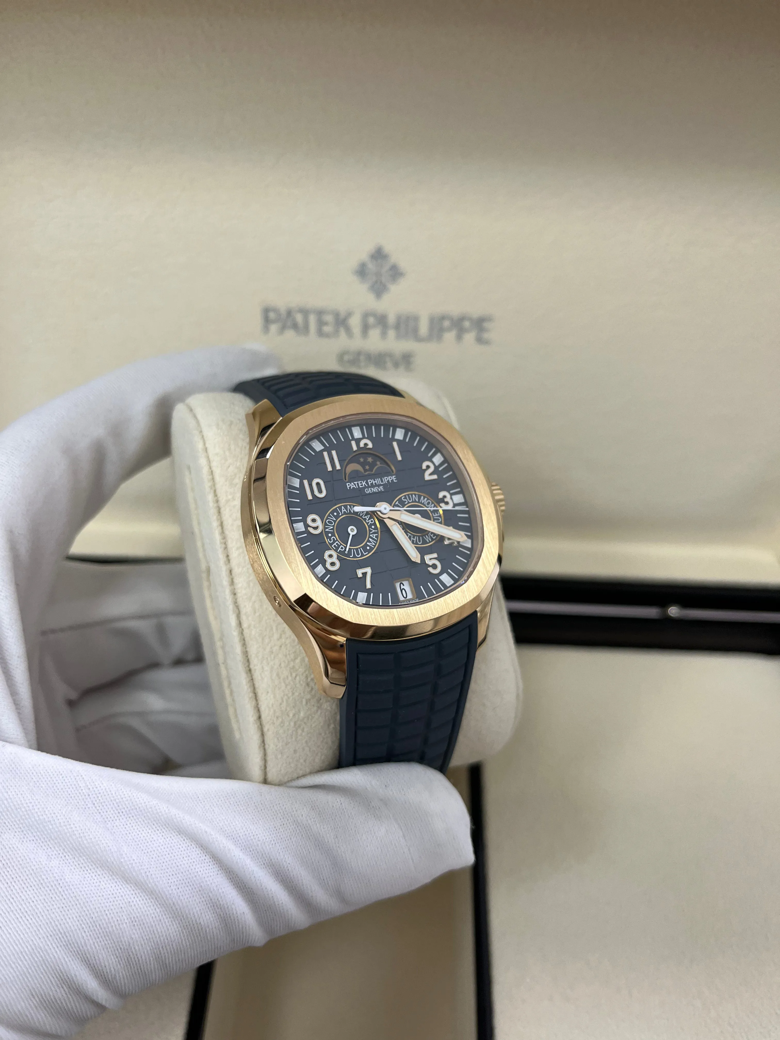 Patek Philippe Aquanaut 5261R-001 40mm Rose gold Gray 1