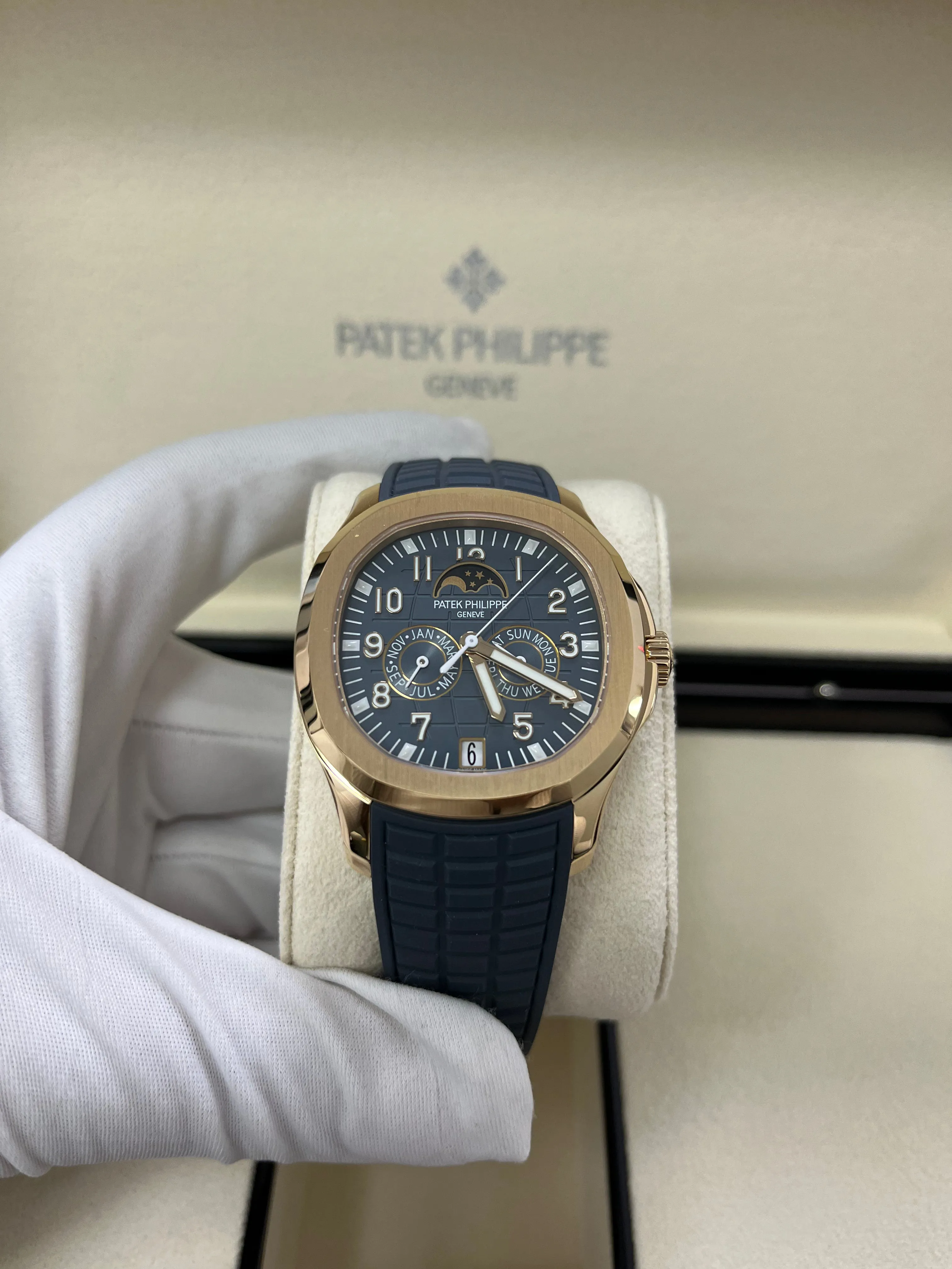 Patek Philippe Aquanaut 5261R-001 40mm Rose gold Gray 3