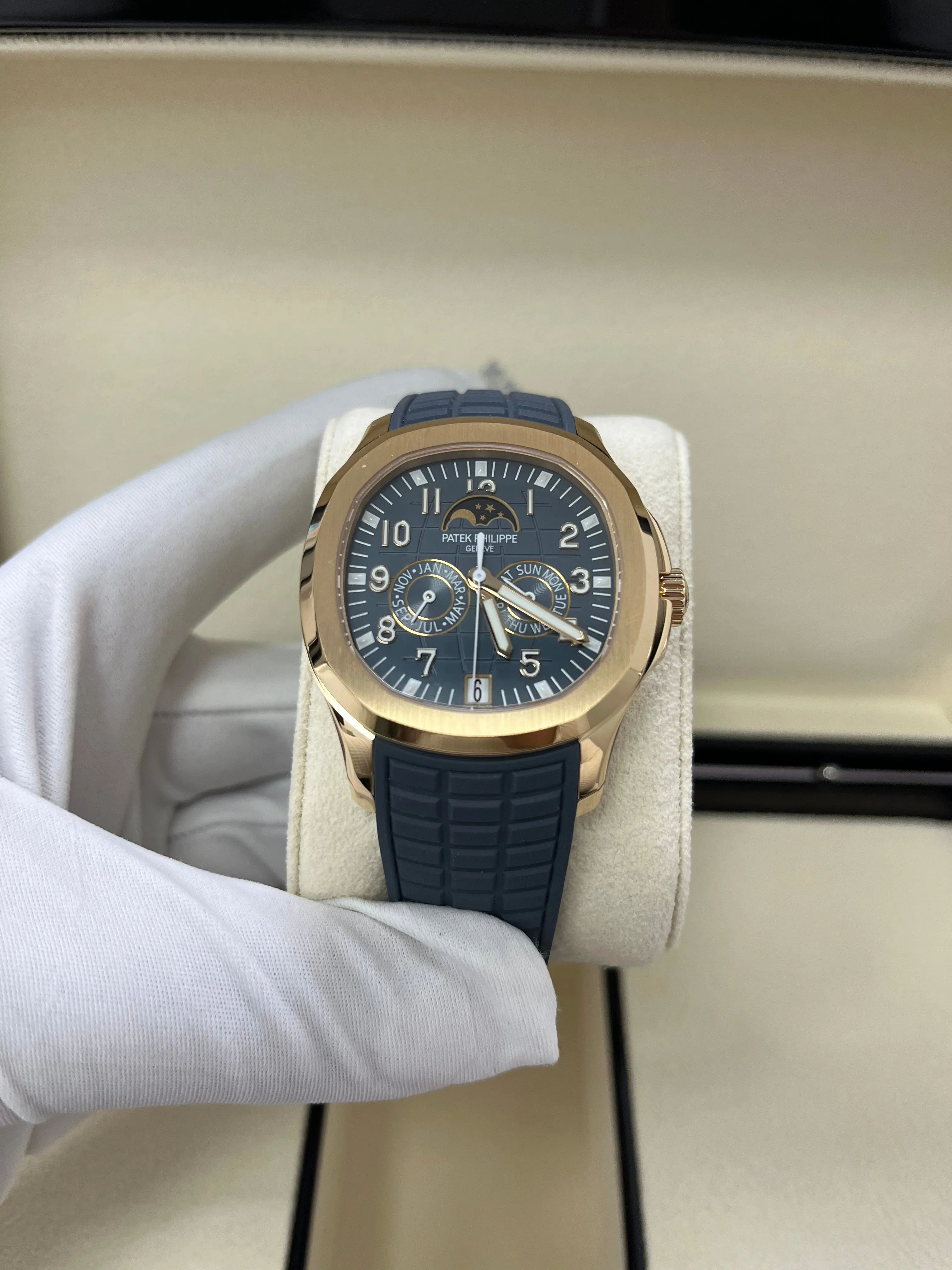 Patek Philippe Aquanaut 5261R-001 40mm Rose gold Gray 5