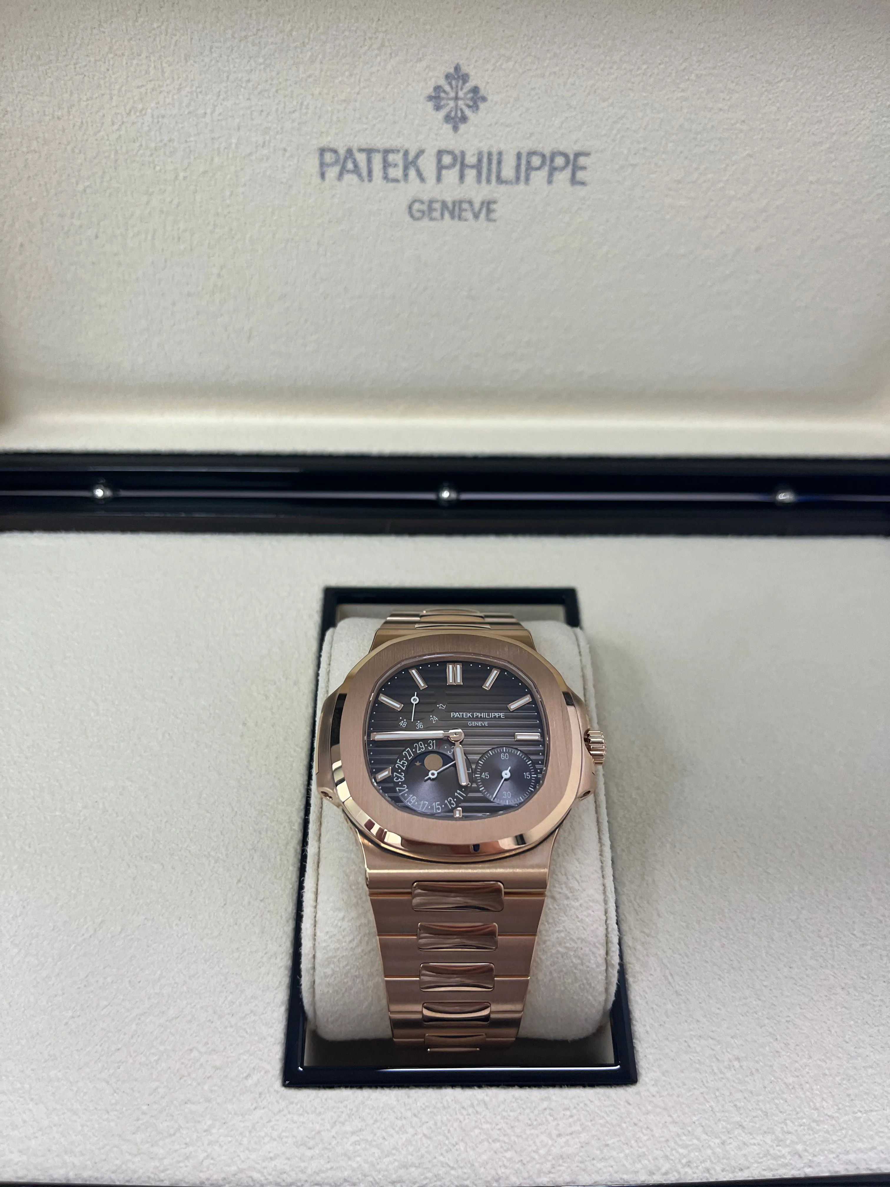 Patek Philippe Nautilus 5712/1R-001 40mm Rose gold Brown 2