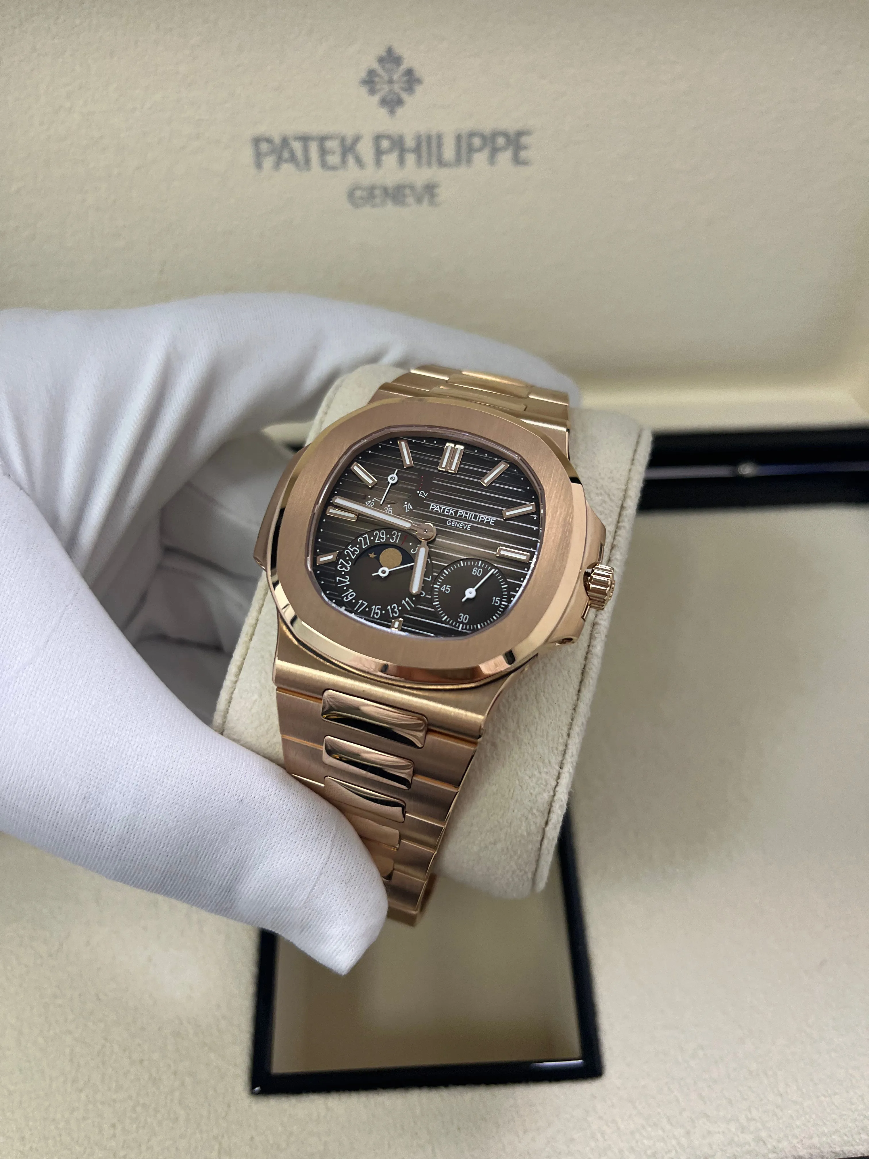 Patek Philippe Nautilus 5712/1R-001 40mm Rose gold Brown 6