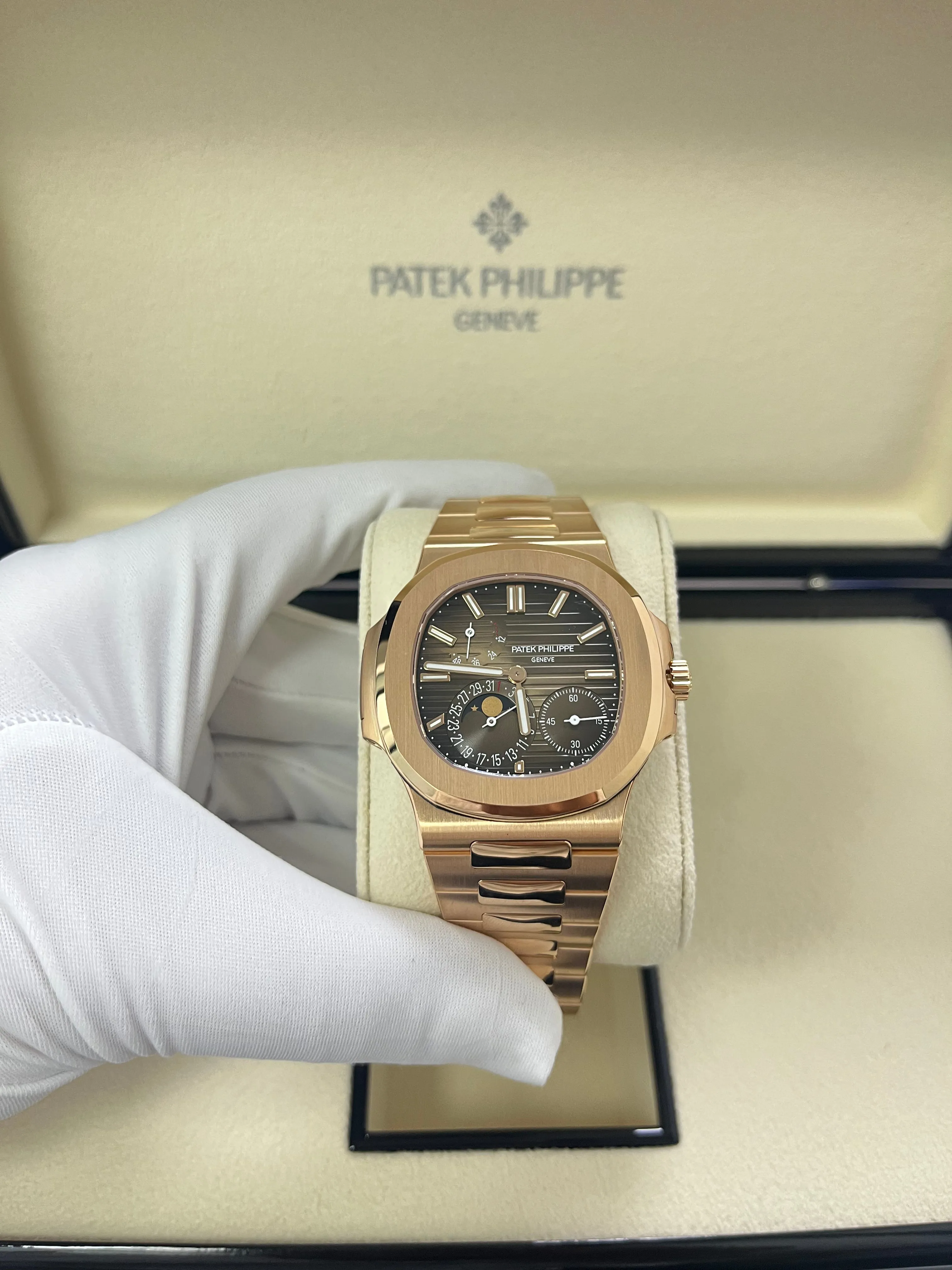 Patek Philippe Nautilus 5712/1R-001 40mm Rose gold Brown 8