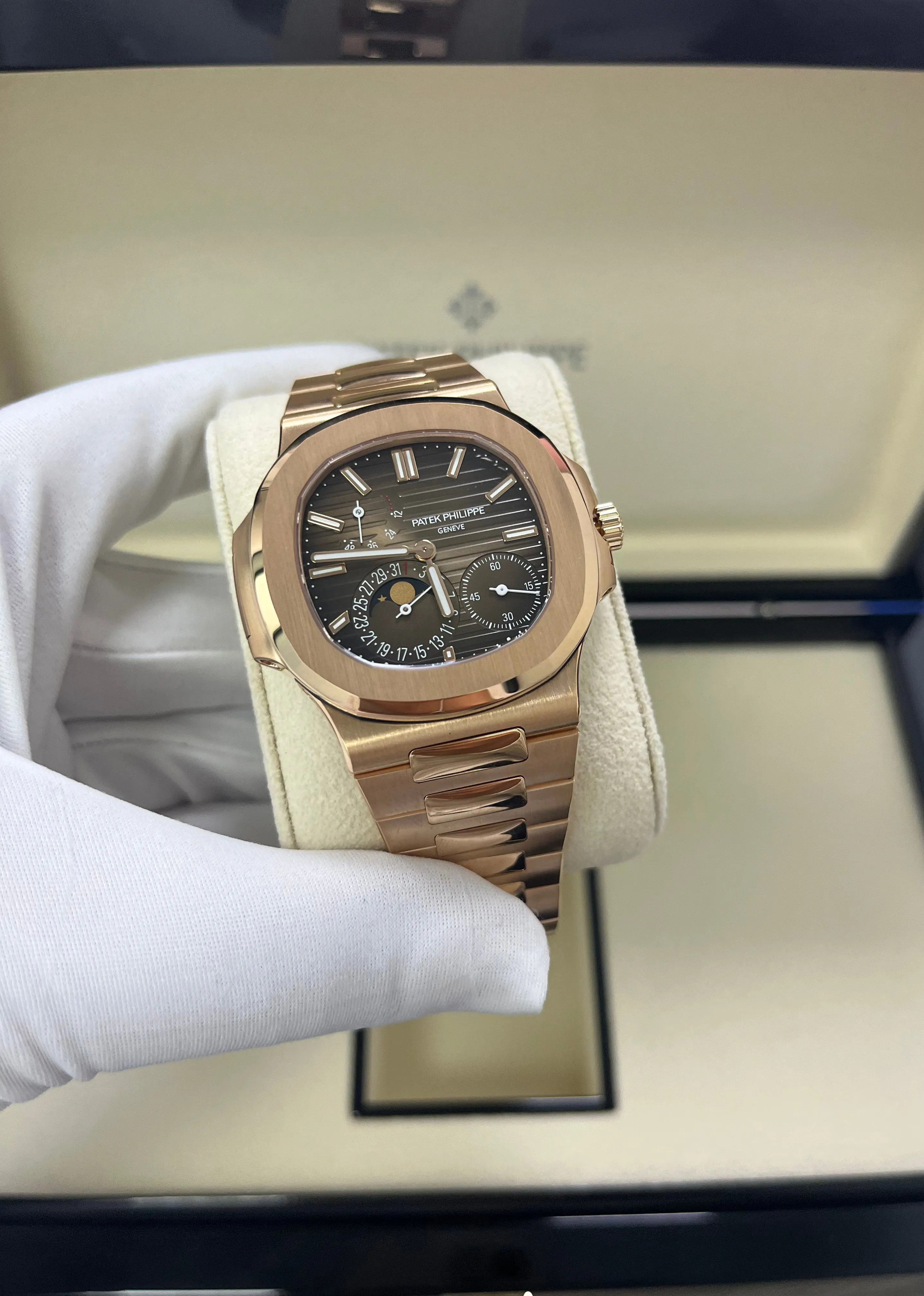 Patek Philippe Nautilus 5712/1R-001 40mm Rose gold Brown 9