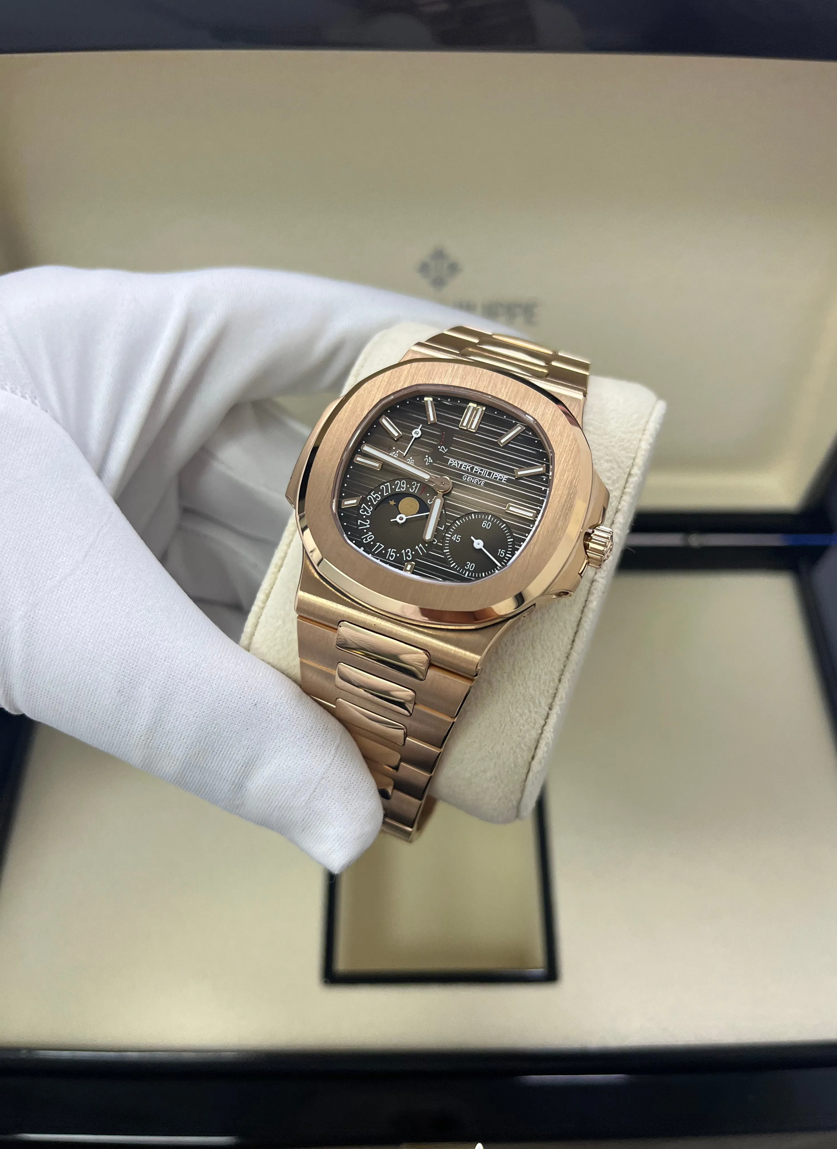 Patek Philippe Nautilus 5712/1R-001 40mm Rose gold Brown 10