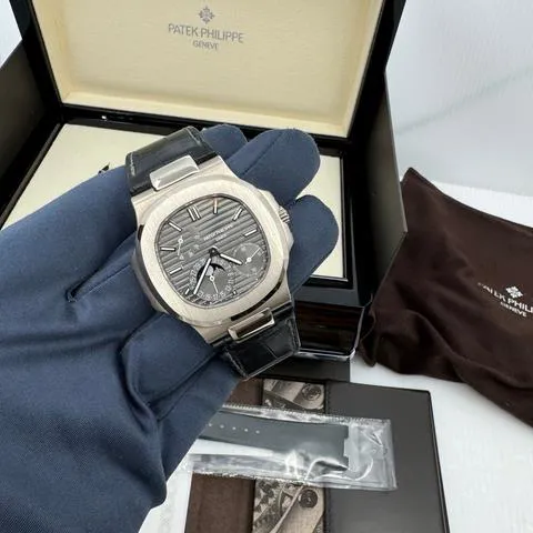 Patek Philippe Nautilus 5712G-001 40mm White gold Gray