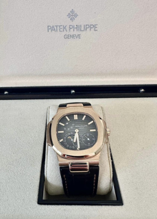 Patek Philippe Nautilus 5712R-001 40mm Rose gold Brown