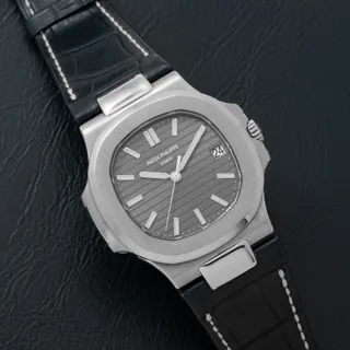 Patek Philippe Nautilus 5711G-001 White gold Gray