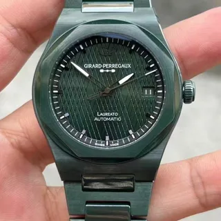 Girard-Perregaux Laureato 81005-32-3080-1CX 38mm Ceramic Green