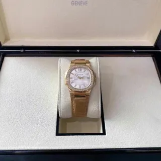 Patek Philippe Nautilus 7010R-001 Rose gold White