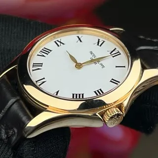 Patek Philippe Calatrava 4905J 28mm Yellow gold White