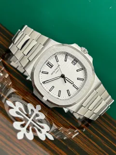 Patek Philippe Nautilus 5711/1A-011 40mm Stainless steel White