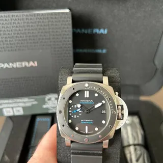 Panerai Submersible PAM 00683 42mm Stainless steel Black